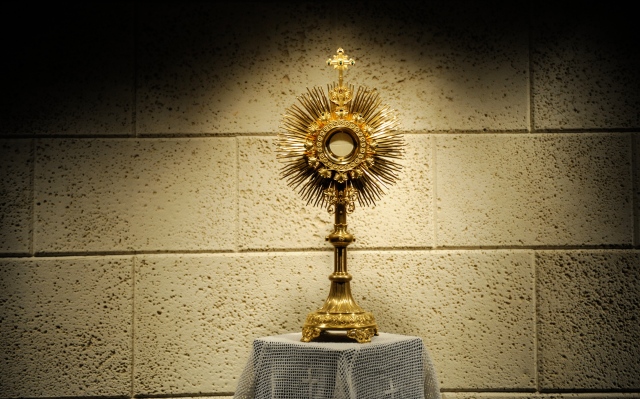 eucharistic-adoration-wallpaper-high-resolution